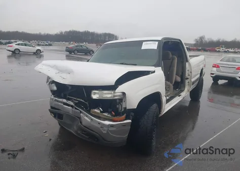 2000 Chevrolet Silverado 1500 Ls z USA, uszkodzony, nr VIN 1GCEK19T0YE378093